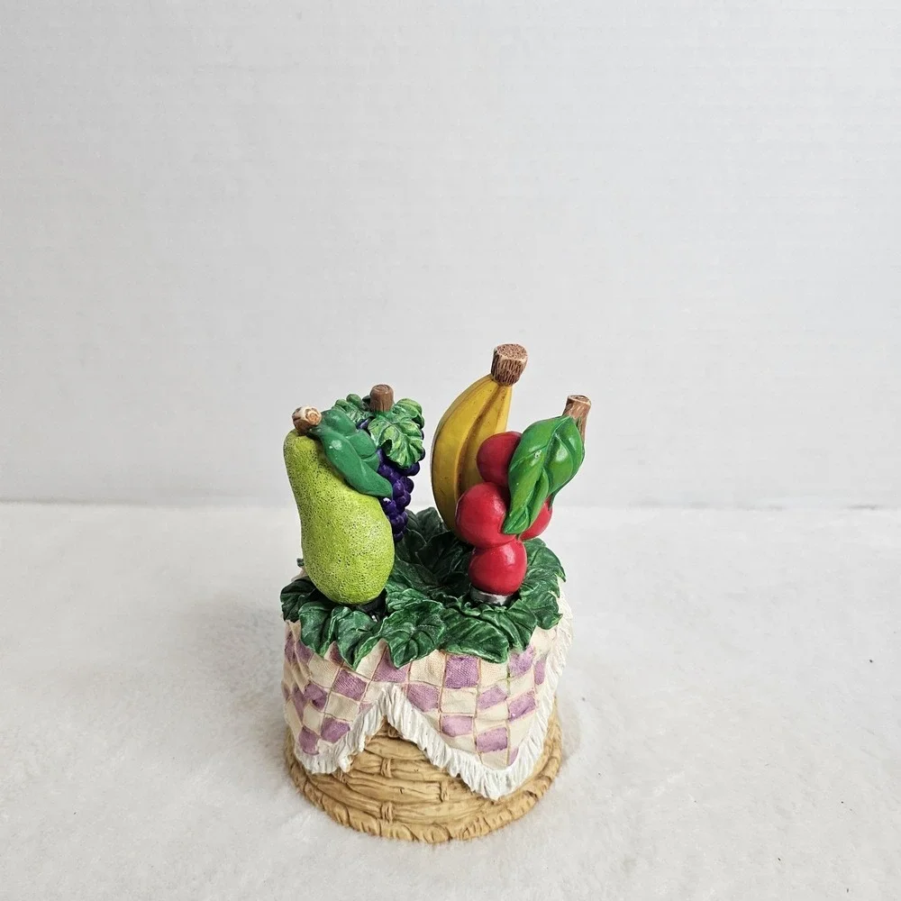 Basket Holder With 4 Cheese/Butter/Jam Spreaders